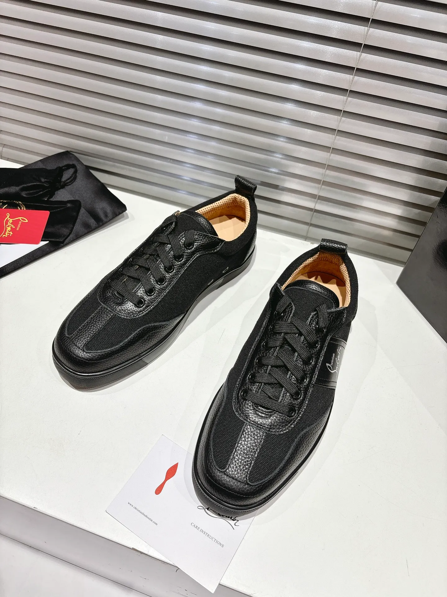 👟👟Ex-factory price 680👟👟 ╔Low top logo sports shoes╗ ·Top version customization·2025𝐬𝐬 𝑪𝒉𝒓𝒊𝒔𝒕𝒊𝒂𝒏 𝑳𝒐𝒖𝒃𝒐𝒖𝒕𝒊𝒏 Retero flat sneakers are smooth and crafted in white grained calfskin and canvas. It is decorated with a stylish side strap with the iconic Maison Christian Louboutin logo, contrasting with Cuoio brown leather for an effortlessly stylish look. This modern sneaker combines a retro '70s look with modern sophistication, featuring a flexible construction. ▪️No matter the last type, fabric, rhinestones, nails, lining, outsole, it is as close as possible to ZP... ▪️The original sole is specially provided by the original factory ▪️The lining is imported water-dyed cowhide ▪️Private customization time is about 3-7 days —————— Size: Women's 35M-41M Men's 38M-47M